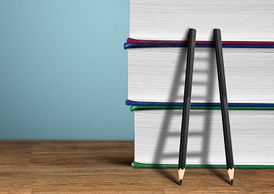 教育理念、铅笔梯和书籍图片下载