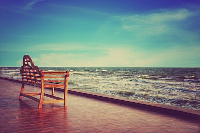 椅子前面看夜色下图片下载