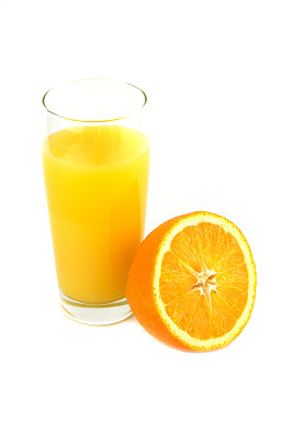 新鲜成熟的橙子和橙汁在木背景上图片下载