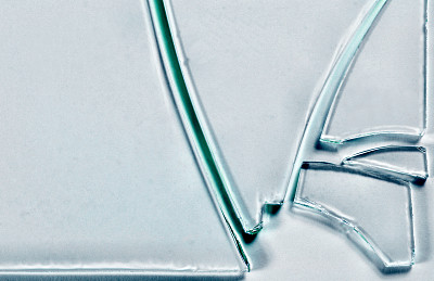 透明的碎玻璃。图片下载