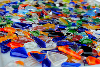 五颜六色的玻璃碎片图片下载