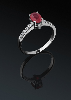 戒指与钻石在黑暗的背景图片下载