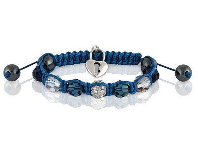 手镯与珠子孤立在白色背景图片下载