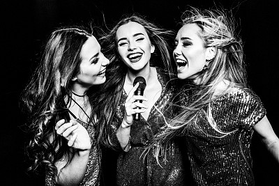 三个美丽的女性素材图片