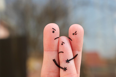 家庭吵架时的手指艺术。离婚父母的概念。母亲不给孩子与父亲沟通的想法。图片下载