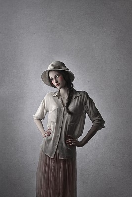 老式的女孩摆姿势图片下载