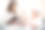 老年妇女由其保健工作者在家探视。素材图片