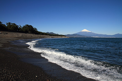 日本静冈县松原美本野眺望富士山和大海图片下载