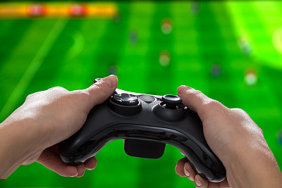 游戏游戏在电视或显示器上玩视频。玩家的概念。图片下载