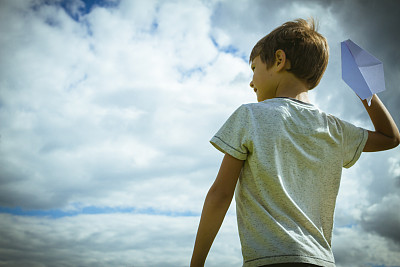 蓝天下的小朋友拿着纸飞机图片下载