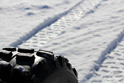 ATV轮胎和履带的特写图片下载