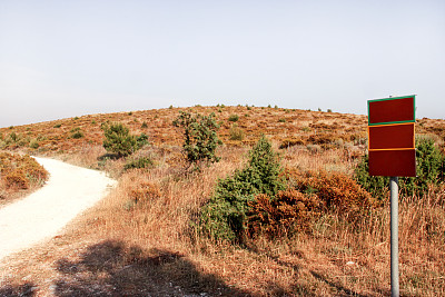 大自然中路边的路标。路边的一个路标，自然环境优美。图片下载