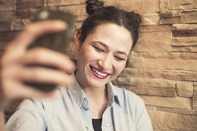 墙边的女孩图片下载