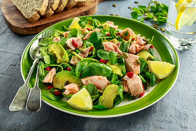 健康的三文鱼，牛油果沙拉，豆瓣菜，枸杞，南瓜子图片下载