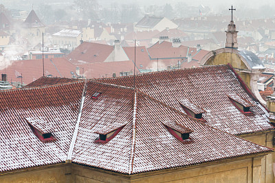 白雪覆盖的屋顶图片下载