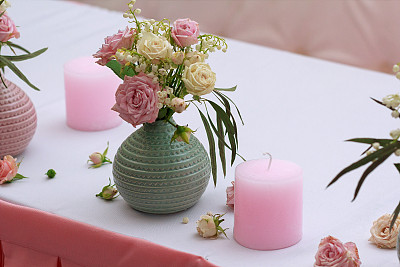 婚礼桌上的花瓶里放着玫瑰。装饰图片下载