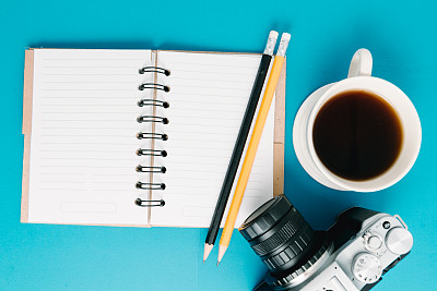 创意平铺照片的工作桌子与咖啡，空白笔记本和电影相机与复制空间背景，最小风格图片下载