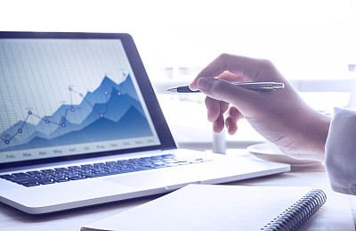 用笔记本和笔记本工作的商人图片下载