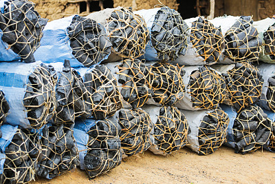 路边出售的木炭。Malindi非洲。图片下载