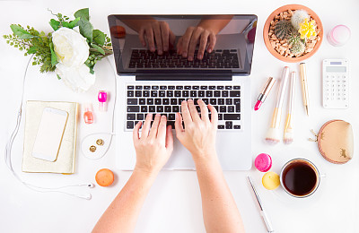 女性工作区，俯视图素材图片