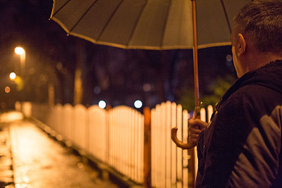 雨中漫步的帅哥。图片下载