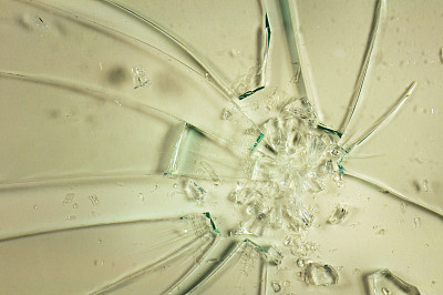 透明碎玻璃上的深褐色背景。图片下载