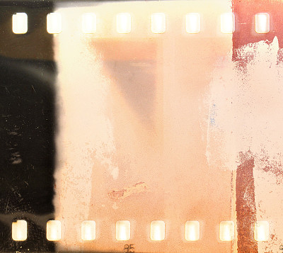 复古橙色薄膜带框架。图片下载