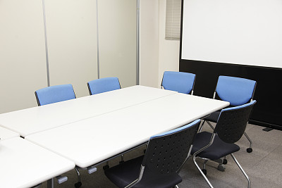 会议室，会议室，教室，办公室，配有白色投影仪板。图片下载