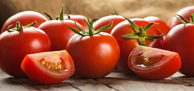 木质表面的番茄图片下载