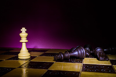 棋盘上的象棋图片下载