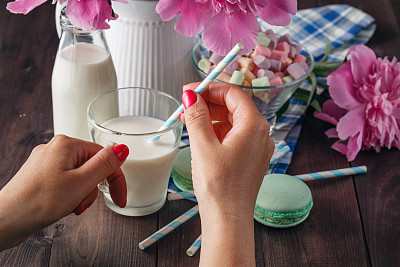 一杯新鲜牛奶和复古鸡尾酒管图片下载