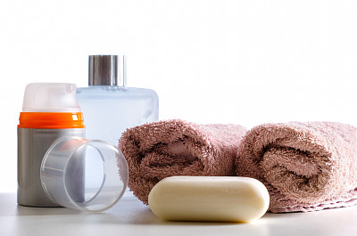 化妆品设置为白色背景，正面视图图片下载