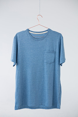 衣架上有口袋的蓝色t恤图片下载