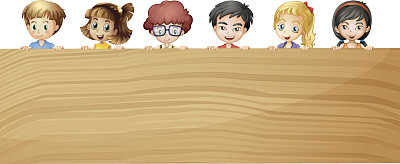 抱着木胶合板的孩子图片下载