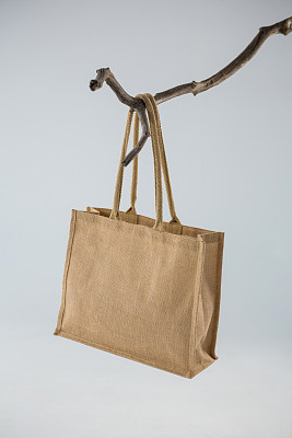 一个黄麻袋子挂在树枝上图片下载