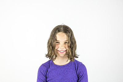 快乐年轻可爱的女孩写真。图片下载