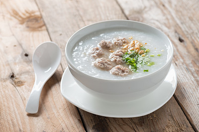 白碗里的猪肉粥。图片下载