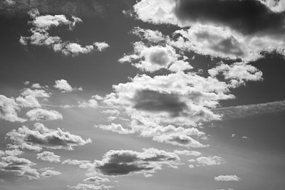 黑色和白色的云天空图片下载