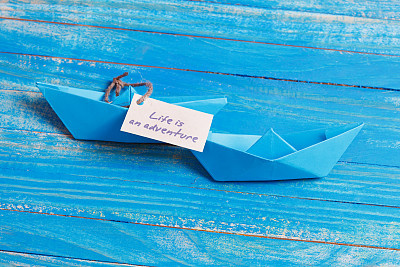 纸船与一个标志生活是冒险-旅行的概念图片下载