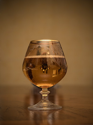 桌上放着一杯香槟图片下载