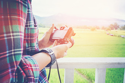 潮人摄影用复古相机与自然在阳台上图片下载