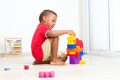 小男孩玩积木图片下载