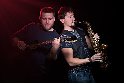 两个音乐家在黑色背景上图片下载