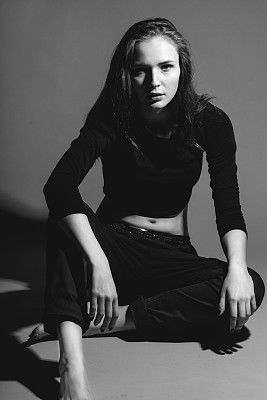 时尚女子坐在画室地板上，黑白照片图片下载