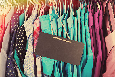 衣服挂在商店的衣架上图片下载