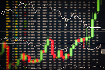 股票市场数字图形图表上的LED显示概念。大量展示每日股票市场价格和报价。指标金融外汇贸易教育背景。图片下载