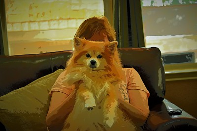 女人躲在狗脸后面图片下载