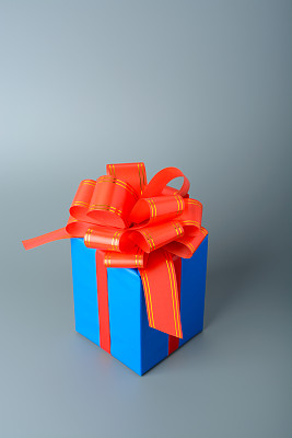 蓝色礼盒，红色丝带和蝴蝶结图片下载