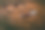 玻璃杯和笔放在一张天然木制的桌子上。办公室。在办公室工作的概念和配件。图片下载