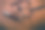 玻璃杯和笔放在一张天然木制的桌子上。办公室。在办公室工作的概念和配件。图片下载